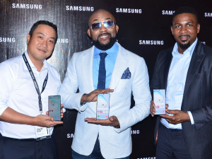 David Suh, Managing Director of Samsung Electronics West Africa (Left)