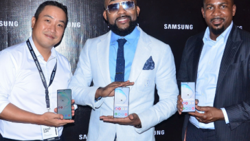 David Suh, Managing Director of Samsung Electronics West Africa (Left)