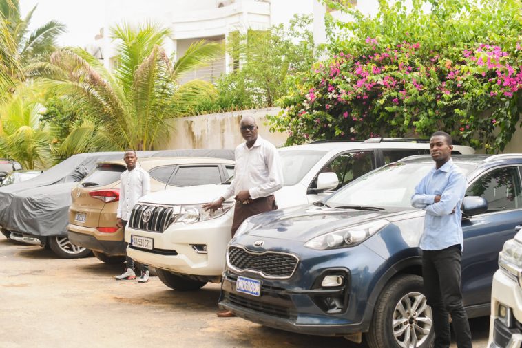 Taxi+with+drivers+(2)